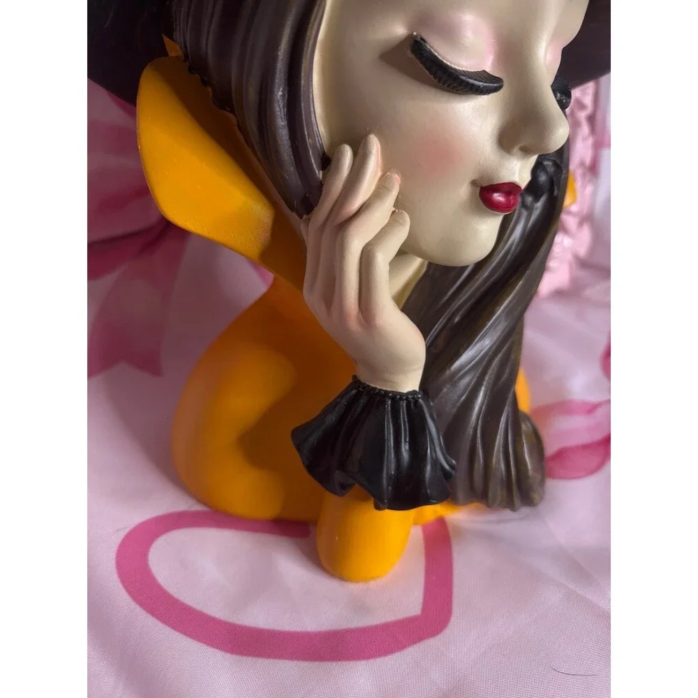 Viral Bella Lux Halloween Pretty Witch Bust